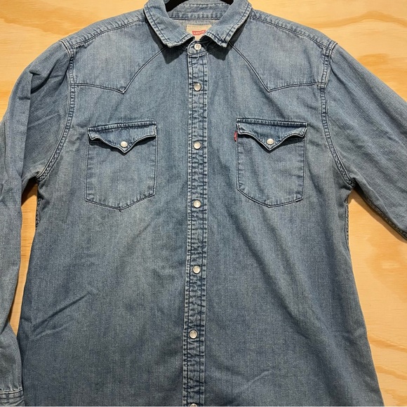 Levis Men’s large Blue Denim Barstow Western Pearl Snap LS Shirt Pockets Red Tab - Picture 4 of 9